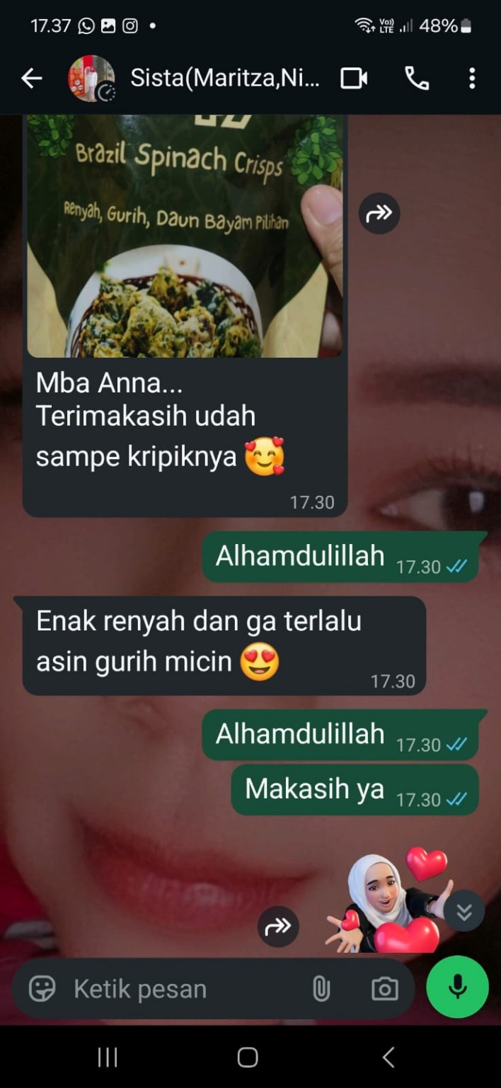 Screenshot testimoni pelanggan tentang rasa produk yang renyah dan gurih
